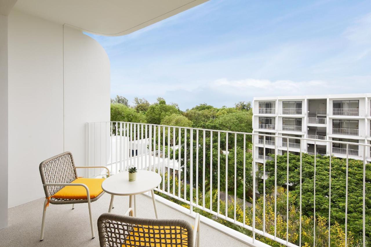 The Standard, Hua Hin 호텔 외부 사진 Balcony of a hotel room